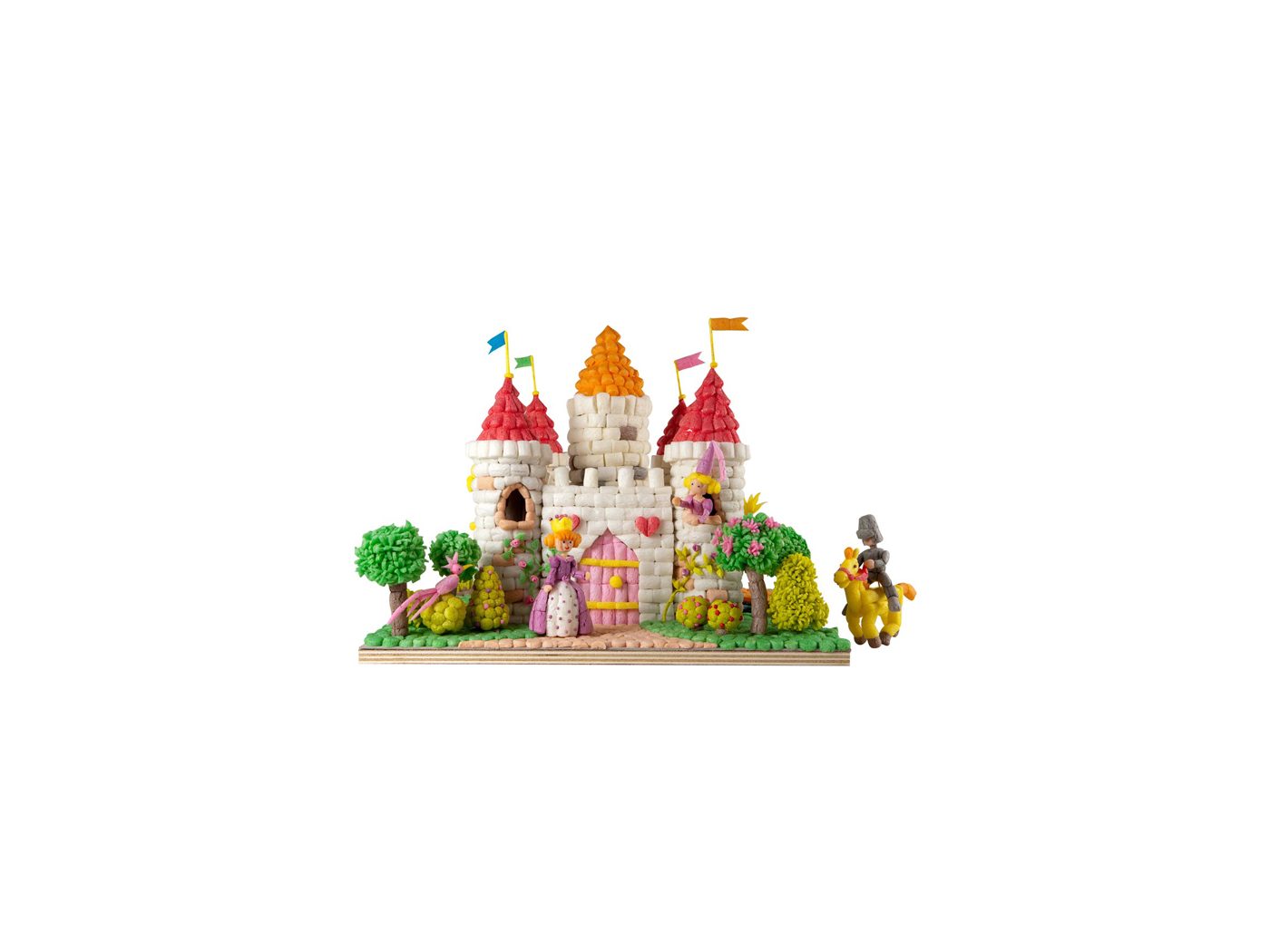 Un château fort en PlayMaïs avec ses tours, ses drapeaux et son jardin
