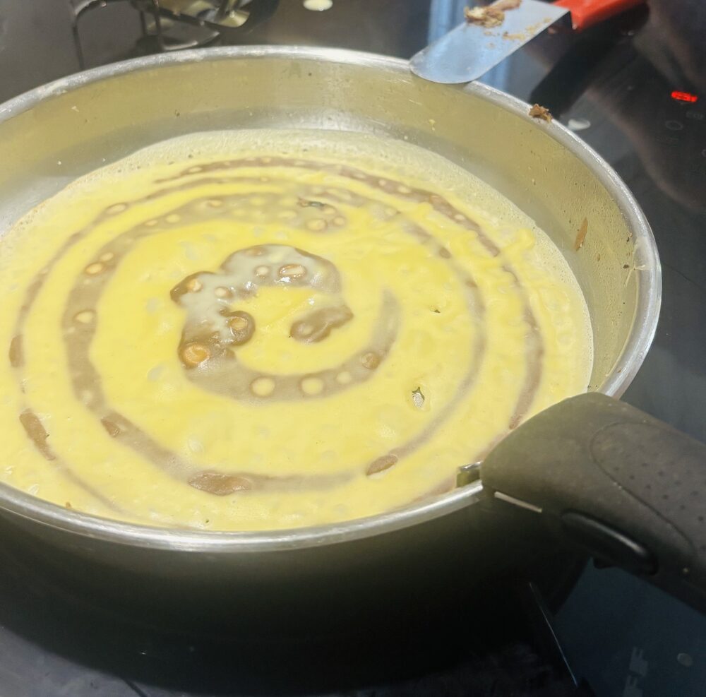Une belle spirale de pâte au chocolat marbrée dans la pâte nature au fond d'une poêle