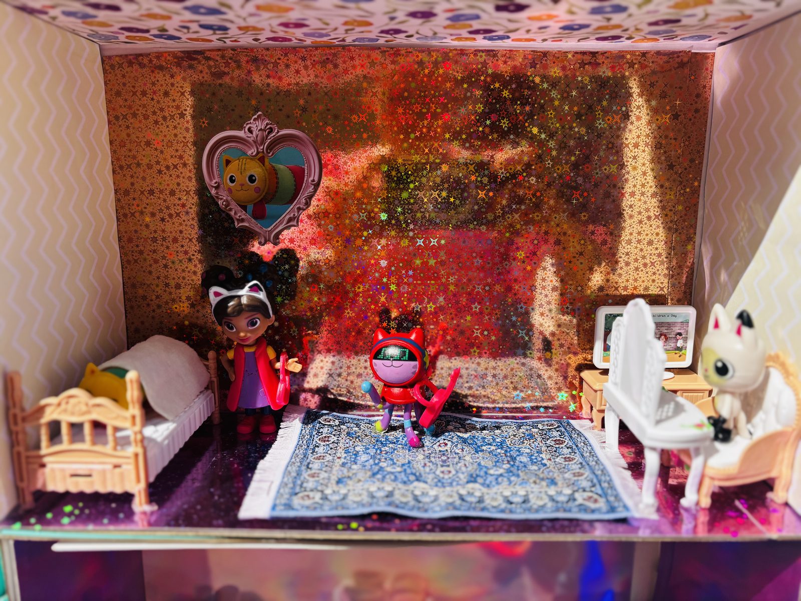 Chambre de maison de poupée en boîte façon Gabby : petit lit, coiffeuse et cadres au mur