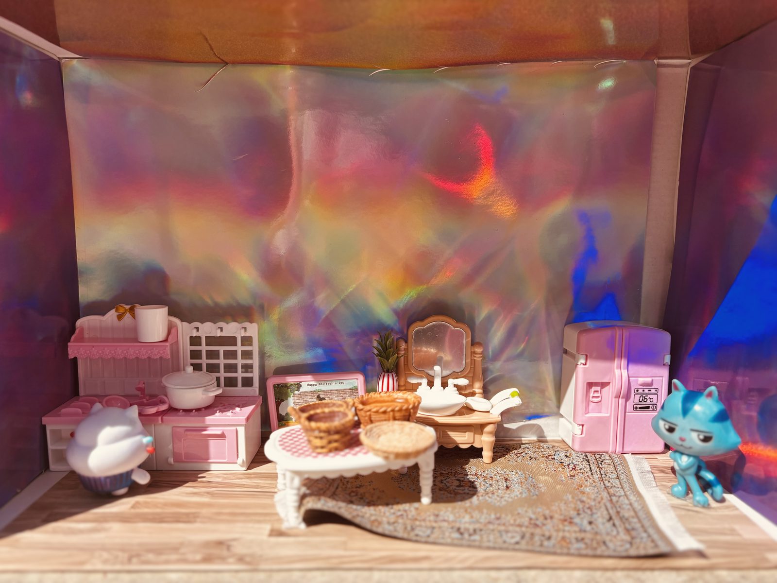 Cuisine de maison de poupée en boîte : petite cuisinière, évier et vaisselle miniature