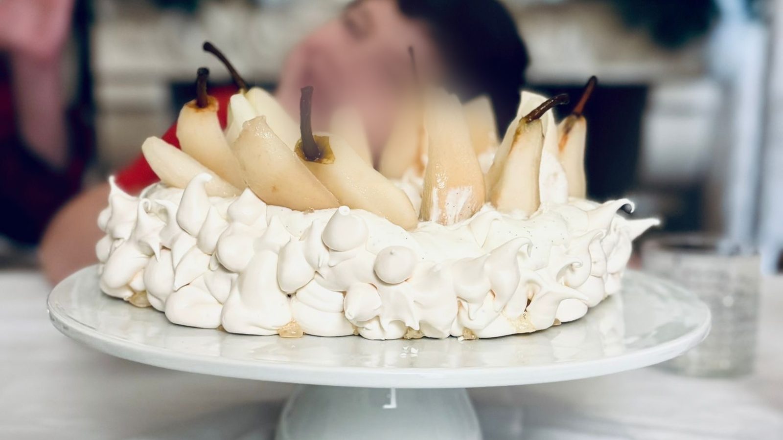 Grande pavlova aux poires pochées et crémeux au jasmin, dressage soigné, version élégante pour un repas de fête