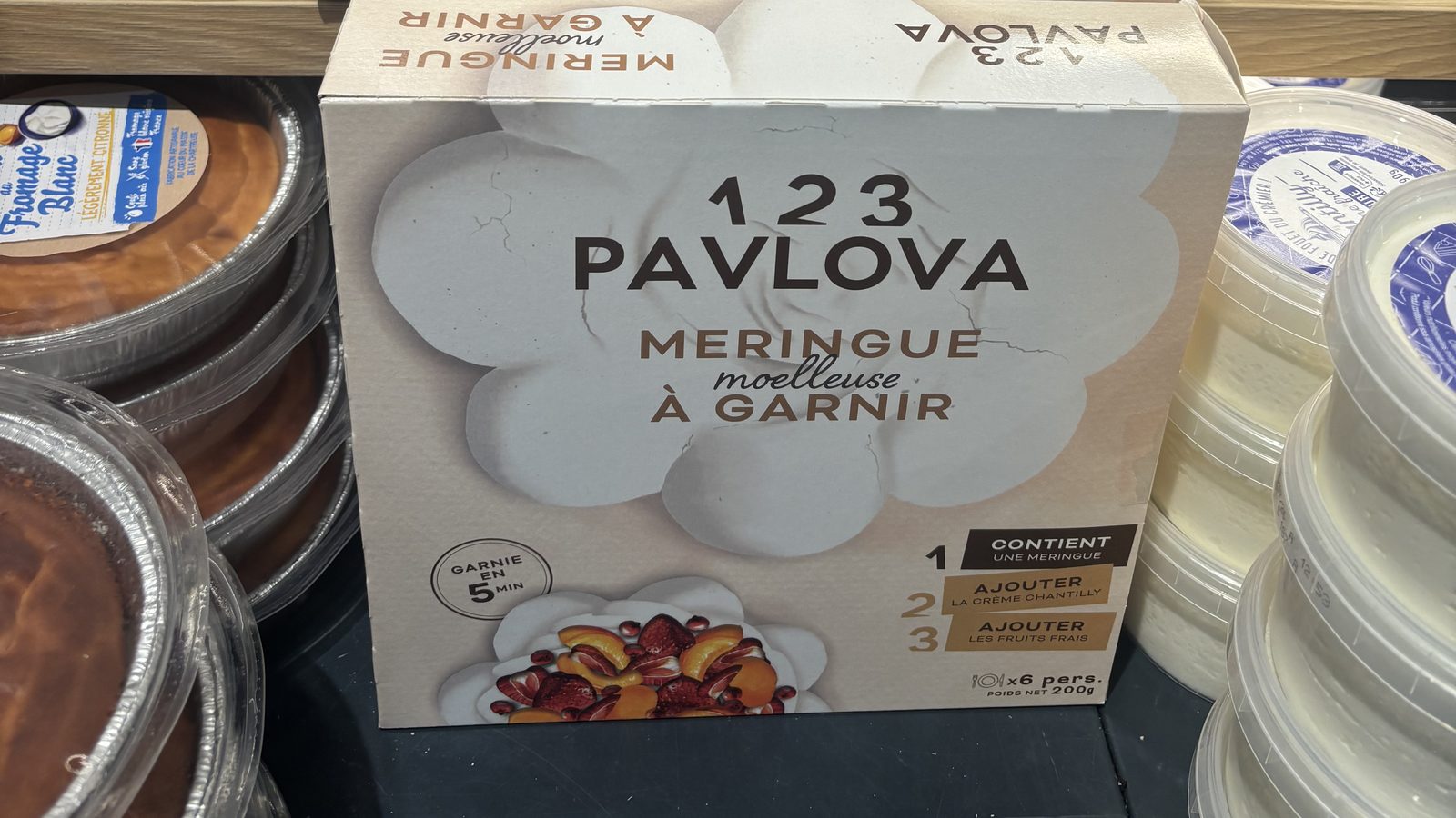 Boîte « 1 2 3 Pavlova », meringue moelleuse à garnir, en rayon chez Grand Frais : contient une meringue, ajouter la crème chantilly, ajouter les fruits frais, garnie en 5 minutes, 6 parts
