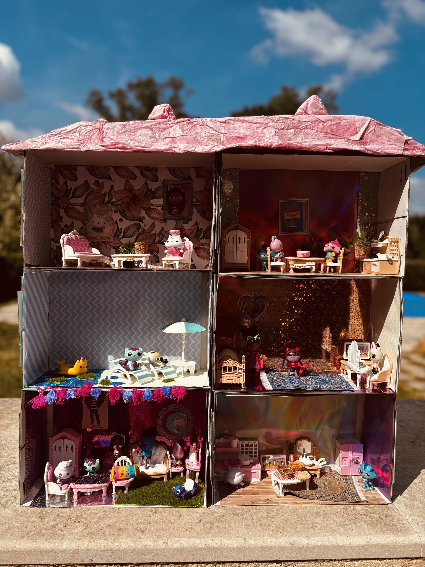 La maison de Gabby reconstituée en boîtes à chaussures empilées sur deux colonnes, chaque enfant ayant décoré une pièce
